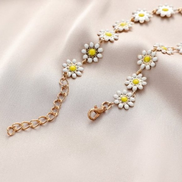 New Daisy Flower Chain Necklace - Picture 3 of 5
